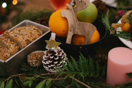 Decora tu mesa de Navidad con elementos naturales