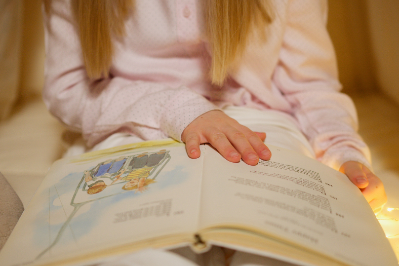 niña leyendo cuentos de hadas