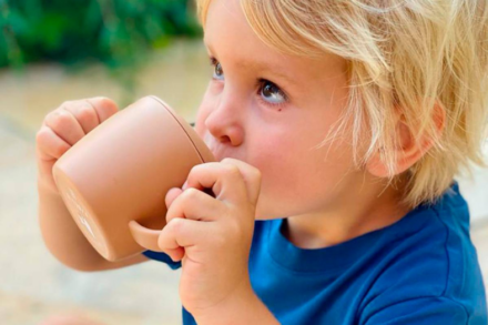 Cómo debe ser el vaso con el que un bebé empieza a beber