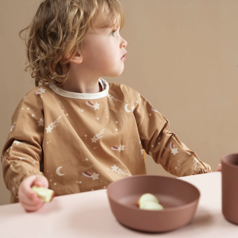 Niño comiendo con vajilla infantil de bioplástico