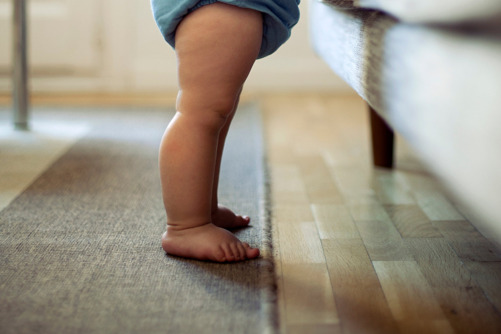 pies descalzos de un bebé aprendiendo a caminar