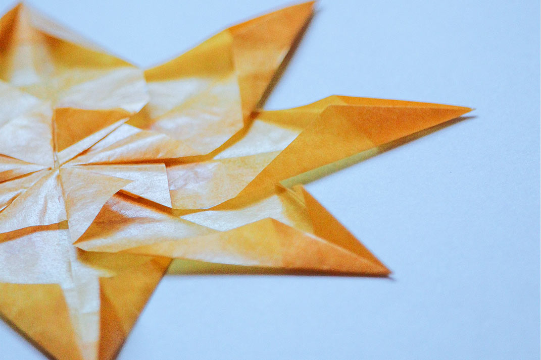 Estrella de papel hecha a mano - LASARA