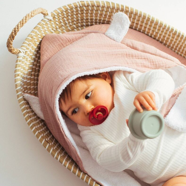 Bebé con capa de baño de rizo de algodón y muselina orgánica
