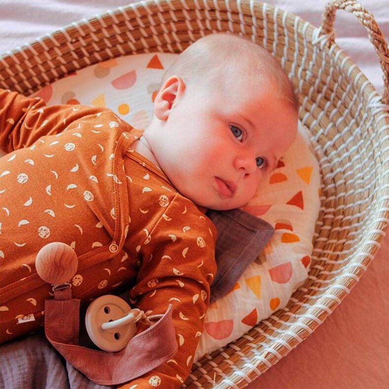 Chupetero de tela de lino modelo Rose con bebé