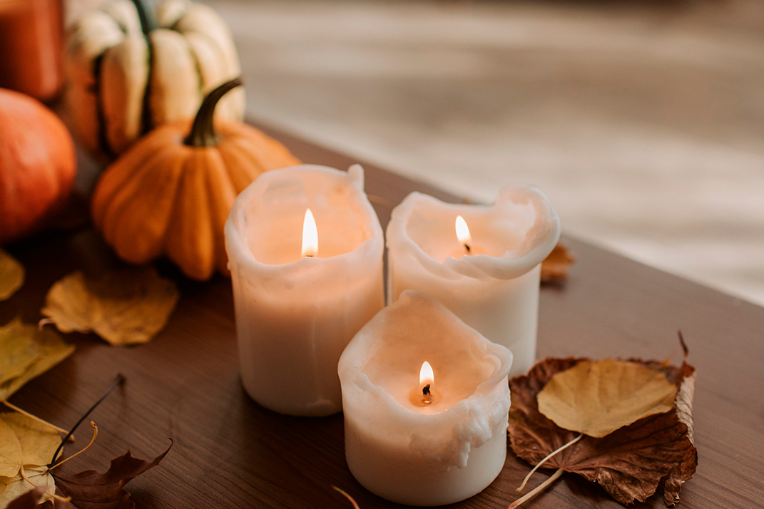 mesa de otoño con velas decoracion
