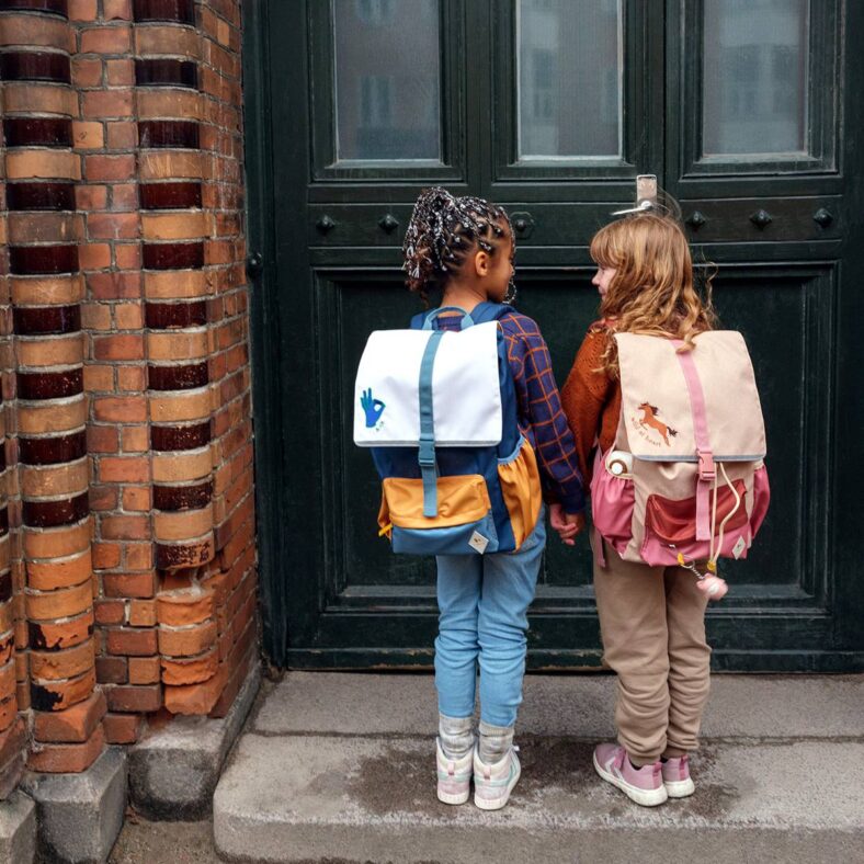 niños con mochilas grandes multicolores