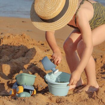 Niña jugando con el set de playa de juguetes biodegradables