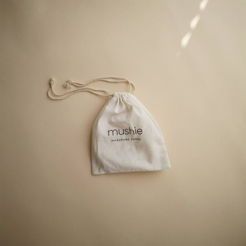 bolsa de tela con tarjetas de crecimiento mushie
