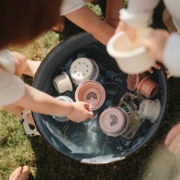 niños jugando con vasitos apilables agua original pastel