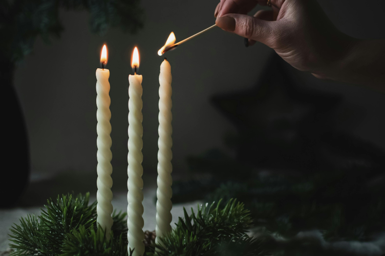 encendiendo las velas de la corona de adviento